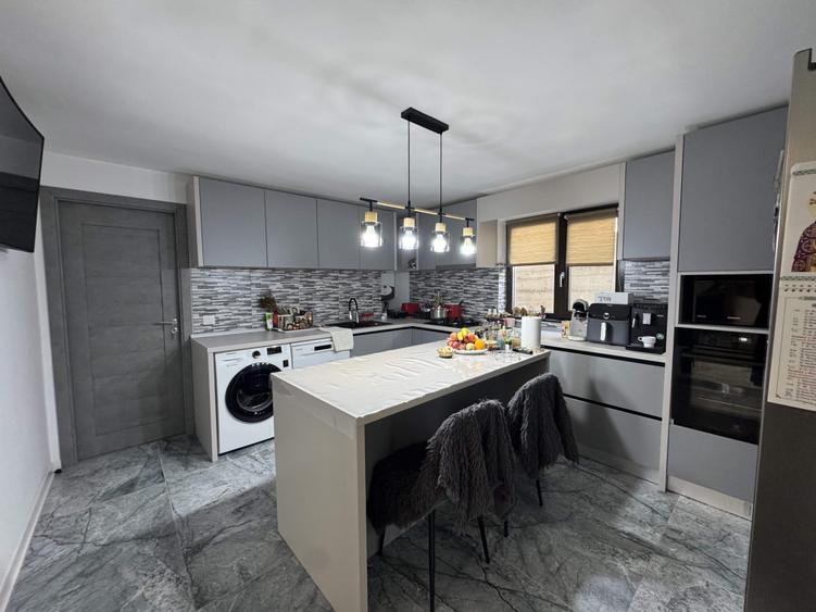 Casă cu 7 camere cu Garaj în Central