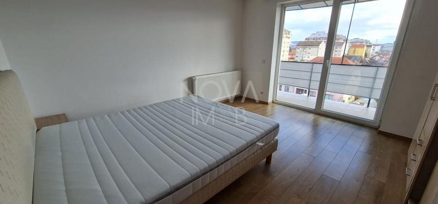 Apartament cu 3 camere decomandat, mobilat în Turnișor