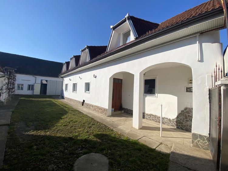 Casă individuală cu 7 camere cu Canalizare în Cristian