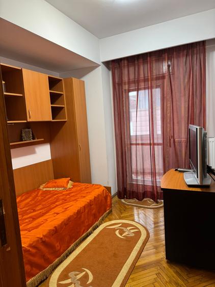 Apartament cu 3 camere decomandat, mobilat în P-ța Victoriei