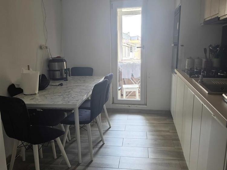 Apartament cu 2 camere decomandat, mobilat în Sărari