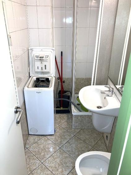 Apartament cu 4 camere decomandat în P-ța Victoriei