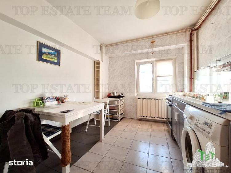 Apartament cu 4 camere decomandat în Tei