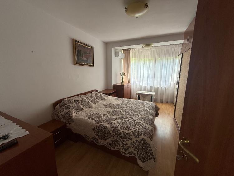 Proprietar, închiriez apartament cu 3 camere, central, mezanin - 4