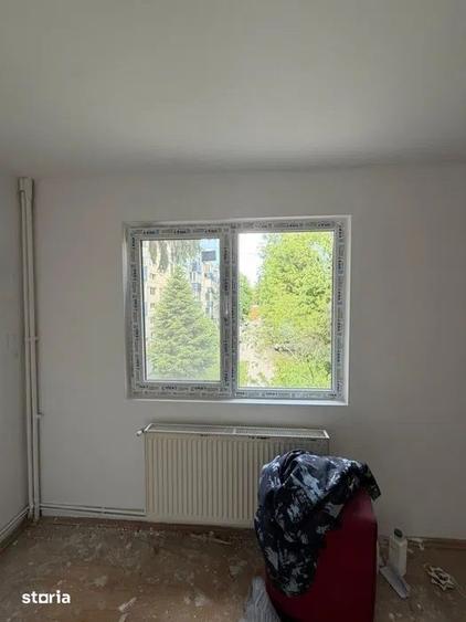Apartament cu 3 camere semidecomandat în Dâmbu Pietros