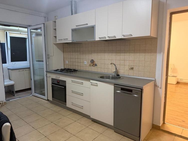 Apartament cu 3 camere decomandat în Exterior Vest
