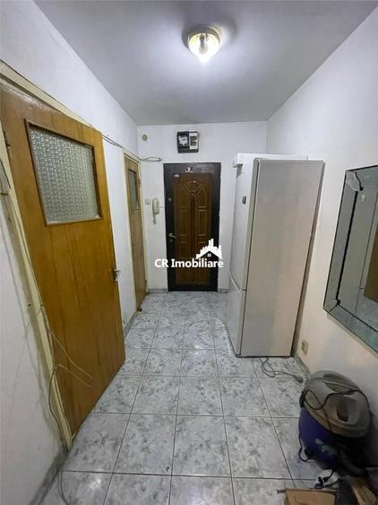 Apartament cu 3 camere semidecomandat în Apărătorii Patriei
