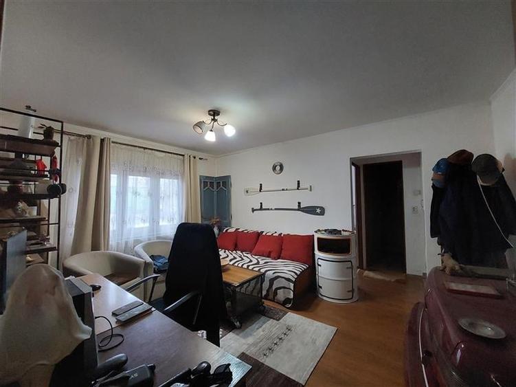 Apartament cu 2 camere semidecomandat, mobilat în Micălaca