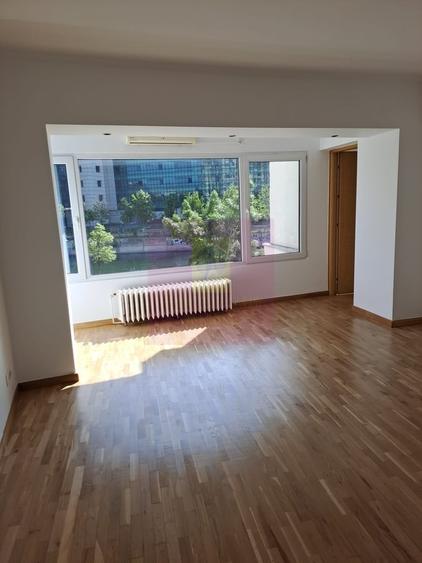 Apartament cu 4 camere semidecomandat în Splaiul Unirii