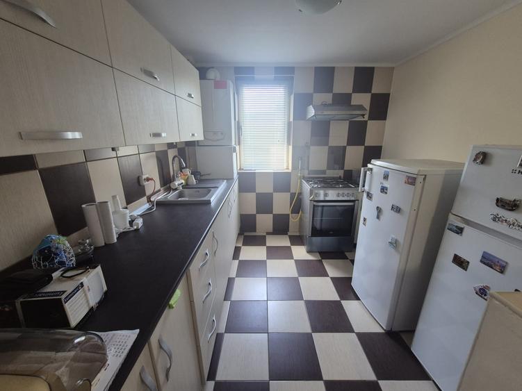 Apartament cu 3 camere semidecomandat în Vidra