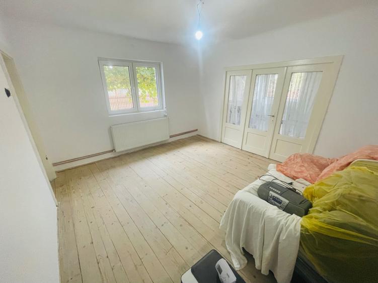 Casă cu 3 camere decomandat în Bereasca
