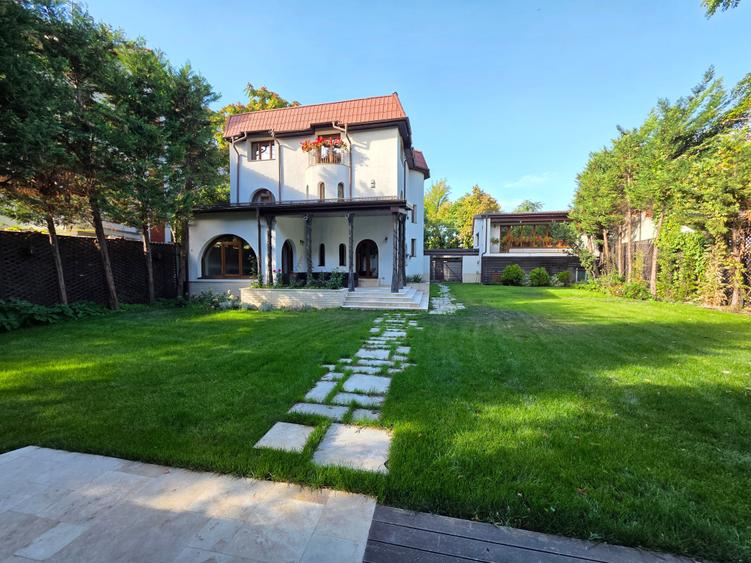 Casă individuală cu 9 camere cu Garaj în Timpuri Noi
