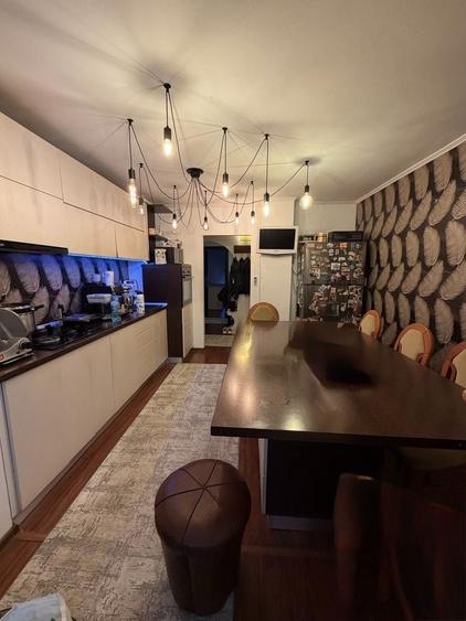 Apartament cu 4 camere decomandat în Soarelui