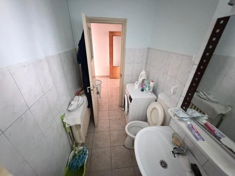 Apartament cu 3 camere semidecomandat, mobilat în Lujerului
