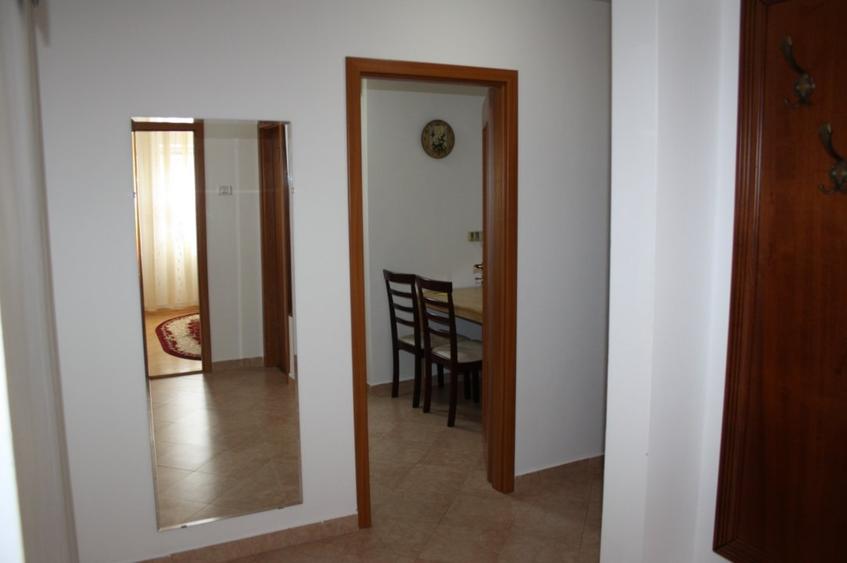 Apartament cu 3 camere decomandat, mobilat în Central