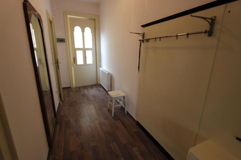 Apartament cu 3 camere semidecomandat, mobilat în Central