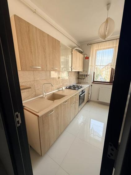 Apartament cu 3 camere decomandat, mobilat în Roșu