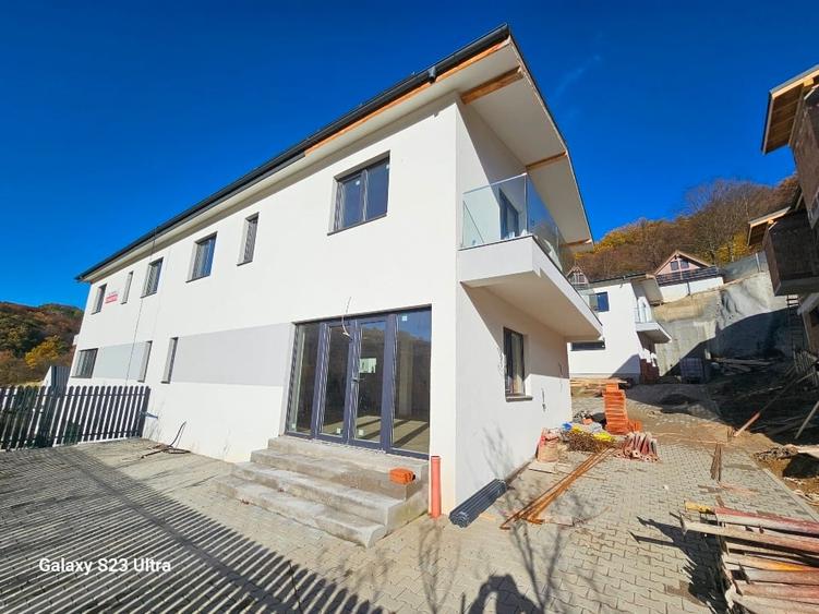 Duplex cu 3 camere cu Garaj în Tăuți