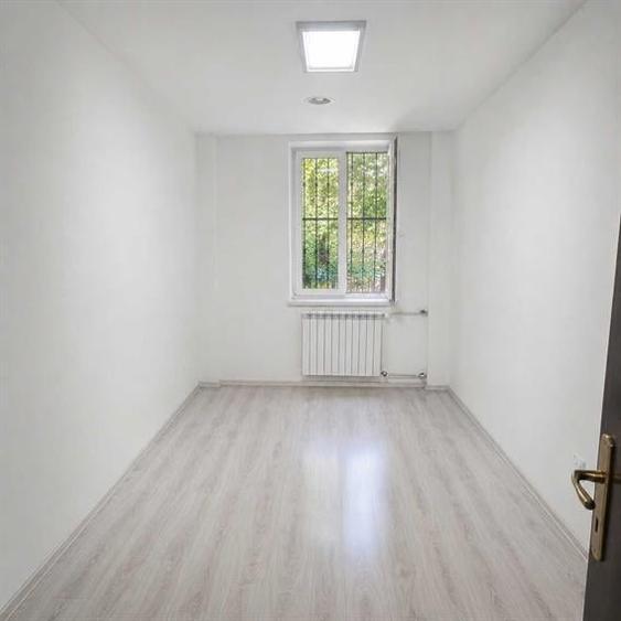 Apartament cu 5 camere decomandat în Titan