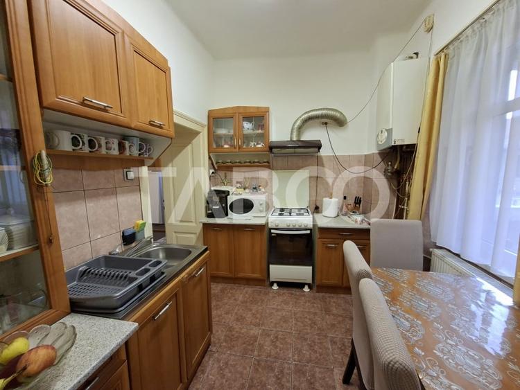 Apartament cu 3 camere nedecomandat, mobilat în Orașul de Jos