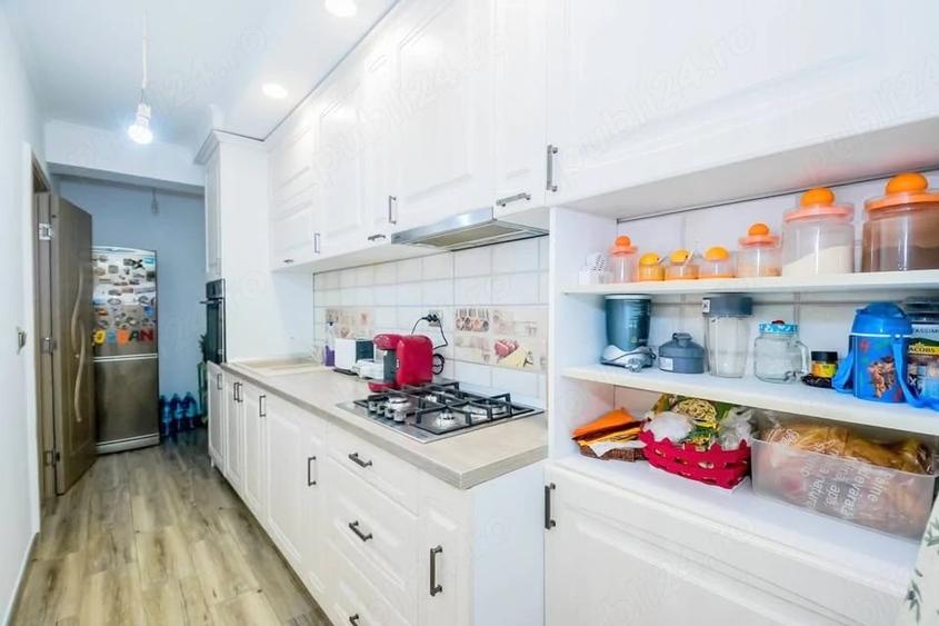 Apartament cu 3 camere decomandat în Girocului