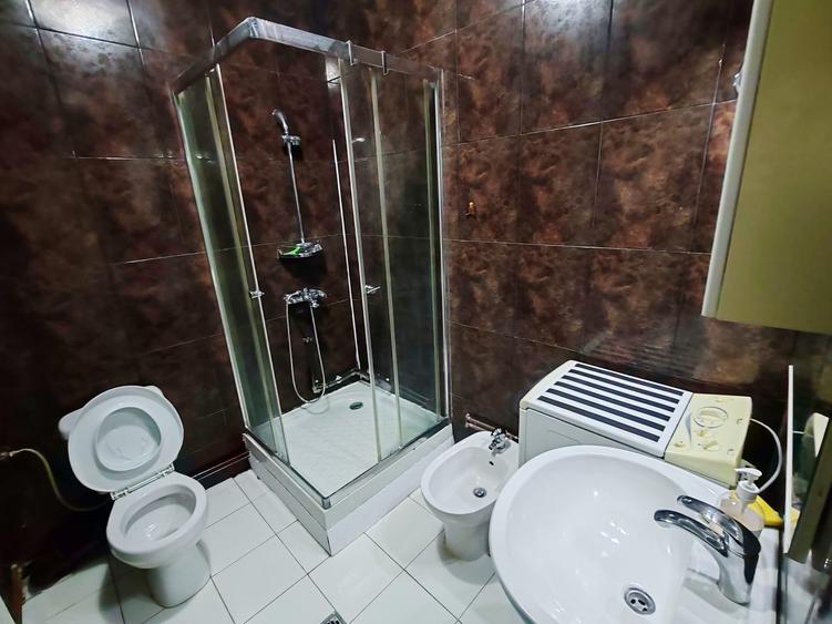 Apartament cu 3 camere semidecomandat, mobilat în Moșilor