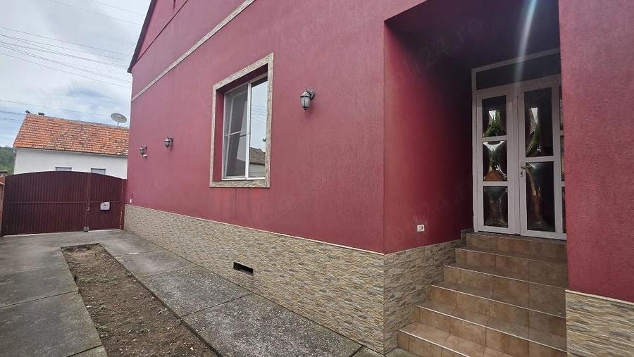 Casă cu 4 camere cu Teren 1688 Mp în Central