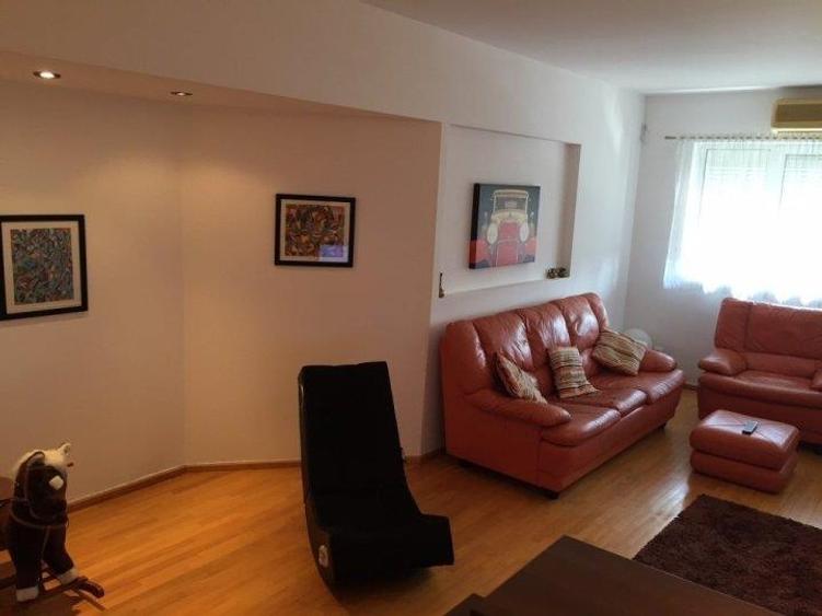 Apartament cu 3 camere semidecomandat în Văcăresti
