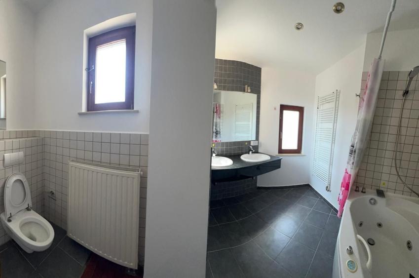 Casă cu 6 camere cu Canalizare în Iancu Nicolae