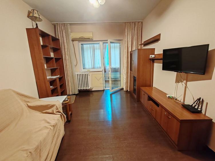 Garsonieră decomandată, mobilată în Nicolina
