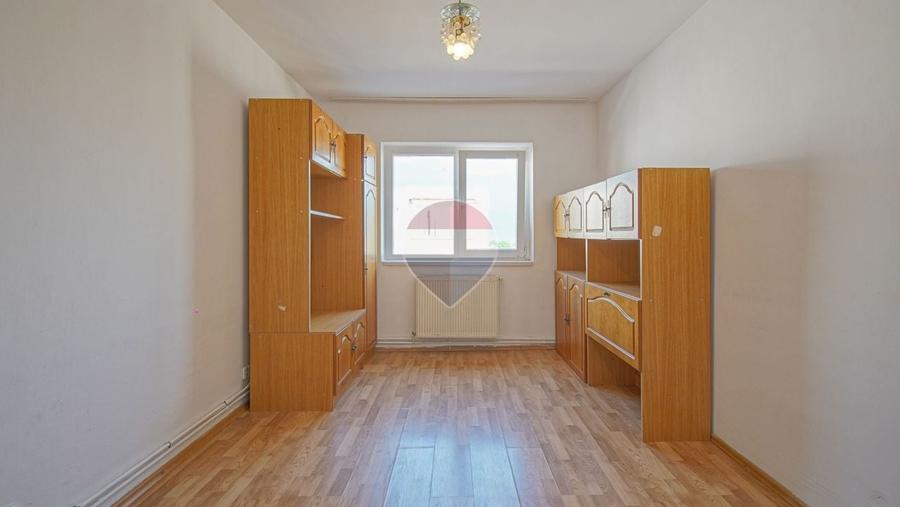 Apartament cu 3 camere semidecomandat, mobilat în Central