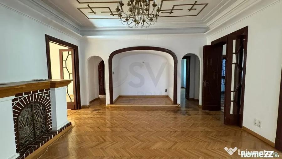 Apartament cu 7 camere decomandat în Capitale