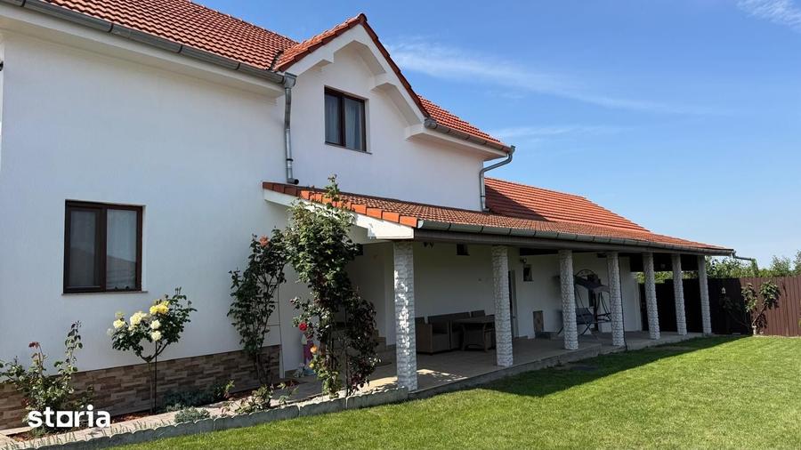 Casă cu 7 camere cu Teren 1080 Mp în Sânmartin