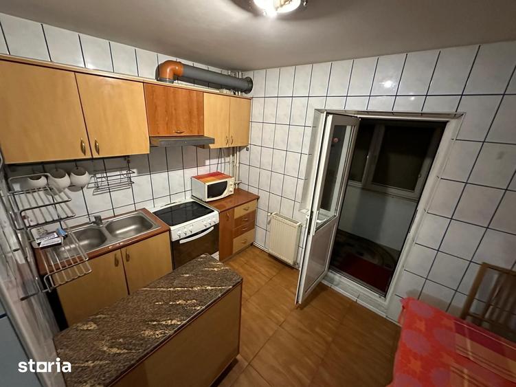Apartament cu 3 camere decomandat în Nicolina