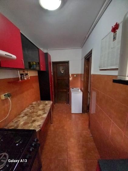Apartament cu 3 camere semidecomandat, mobilat în Central
