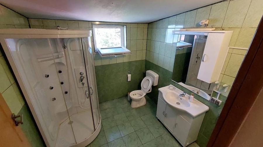 Casă cu 8 camere cu Teren 800 Mp în Central