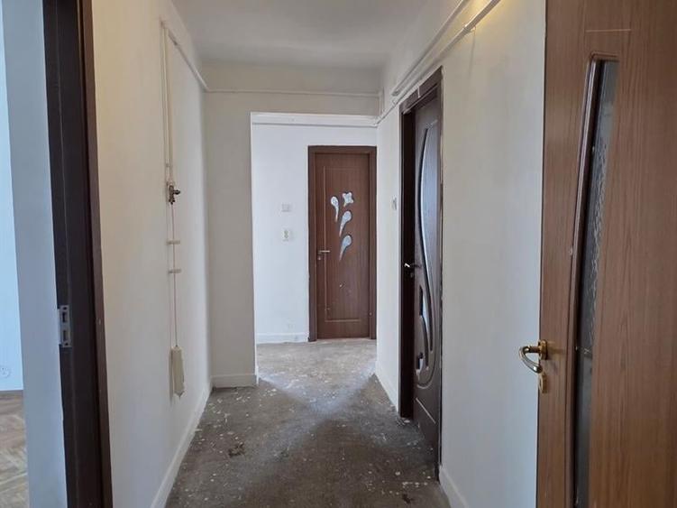 Apartament cu 3 camere decomandat în Craiovița Nouă