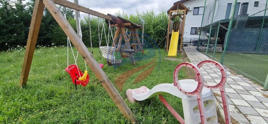 Casă cu 8 camere cu Teren 5574 Mp în Periferie