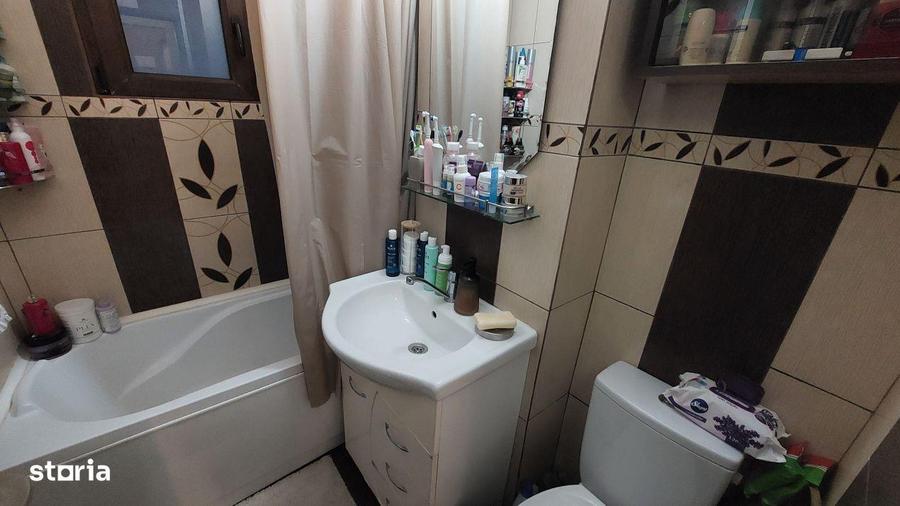 Apartament cu 3 camere decomandat, mobilat în Craiovița Nouă
