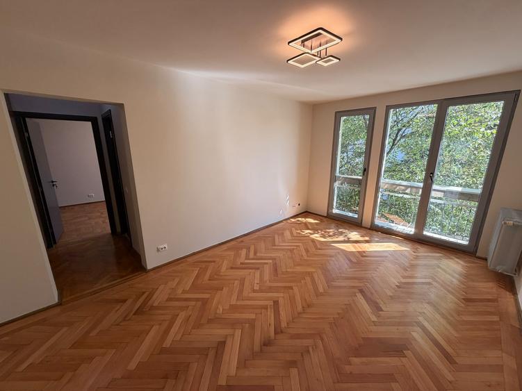 Apartament cu 3 camere semidecomandat în Titan
