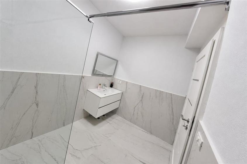 Apartament cu 3 camere semidecomandat, mobilat în Industrial Vest