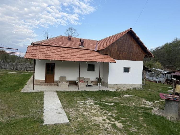 Casă cu 4 camere în Șișești