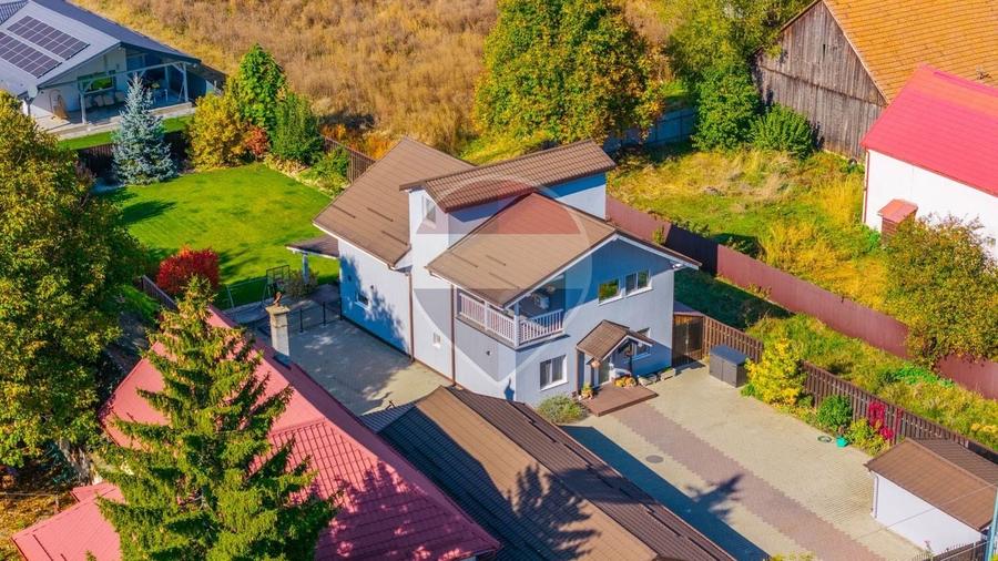 Casă individuală cu 7 camere cu Teren 1106 Mp în Stupini