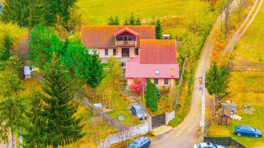 Casă individuală cu 10 camere cu Teren 2980 Mp în Barcani