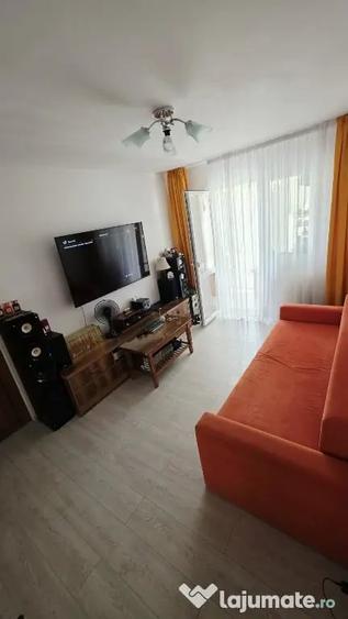 Apartament cu 3 camere semidecomandat în Central