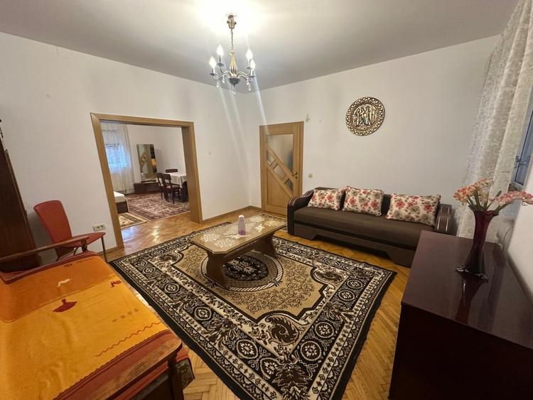 Apartament cu 3 camere, mobilat în Florilor