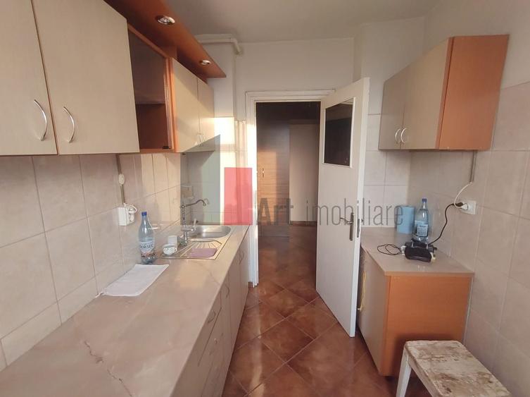 Apartament cu 3 camere semidecomandat în Alexandru Obregia