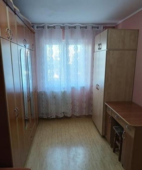 Apartament cu 3 camere semidecomandat, mobilat în Sălăjan
