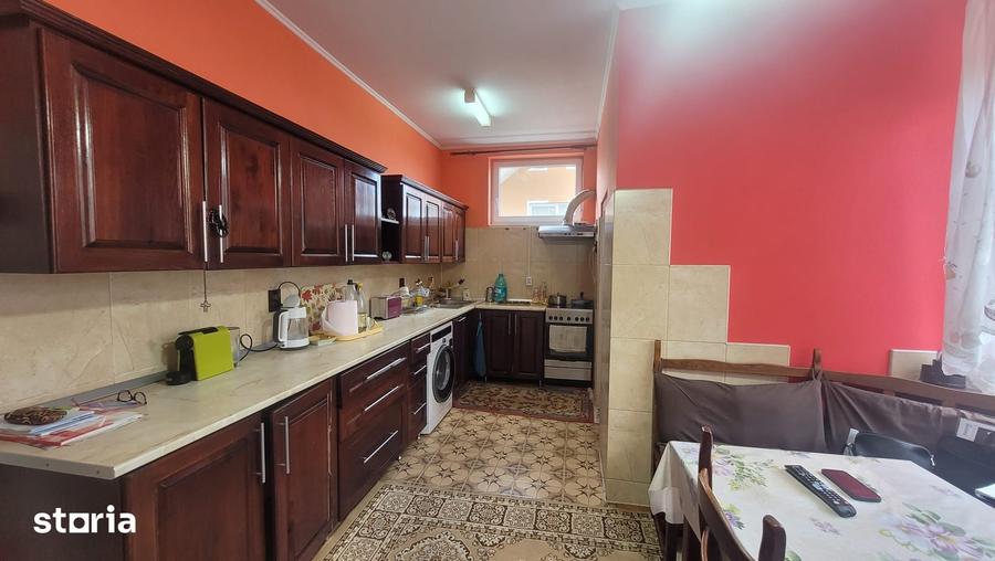 Casă cu 6 camere cu Teren 443 Mp în Livada