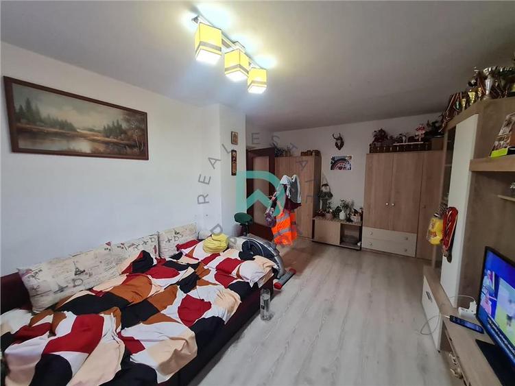 Apartament cu 3 camere decomandat, mobilat în Uzina 2